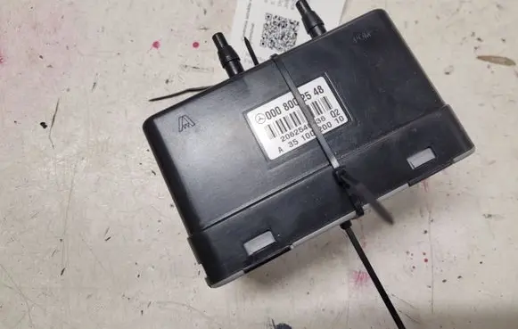 Mercedes-Benz E W211 Central locking vacuum pump 0008002548