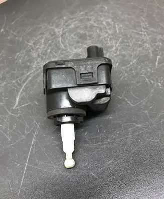Opel Omega B2 Headlight level adjustment motor GM90492832