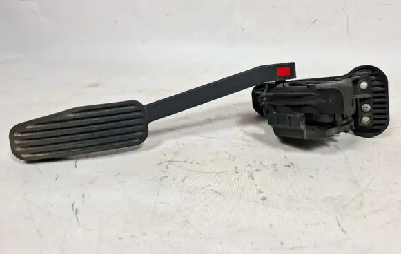 Accelerator throttle pedal