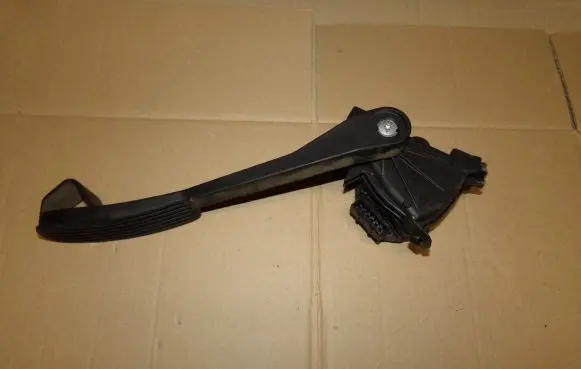 Volvo S60 Accelerator throttle pedal 30636004