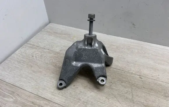 Engine mounting bracket
