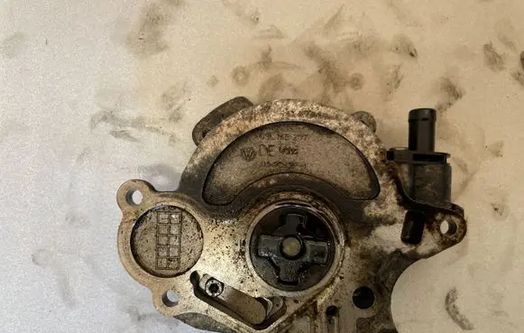 Skoda Octavia Mk2 (1Z) Vacuum pump 03L145207 03L100J