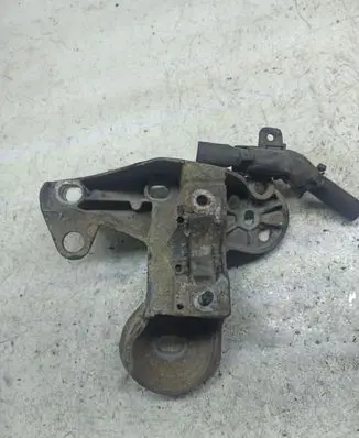 Volkswagen PASSAT B5.5 Engine mounting bracket 8E0199352D
