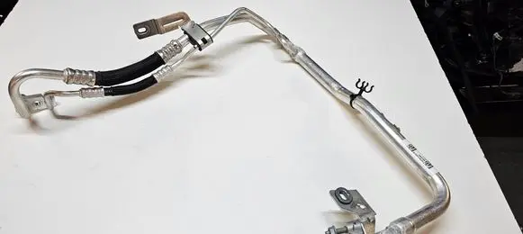 Jeep Grand Cherokee WL Air conditioning (A/C) pipe/hose 68381205AD