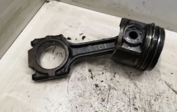 Volkswagen Golf IV Piston with connecting rod