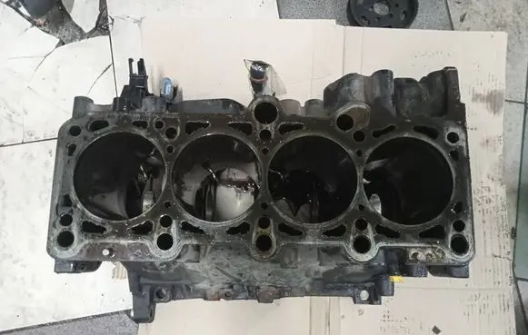 Volkswagen PASSAT B6 Engine block 06F103021D