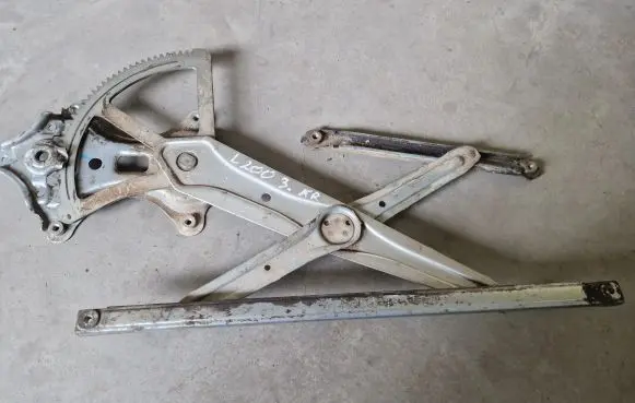 Mitsubishi L200 Front door electric window regulator 