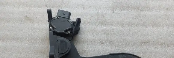 Mercedes-Benz Vito Viano W638 Accelerator throttle pedal A9013000404 0281002335