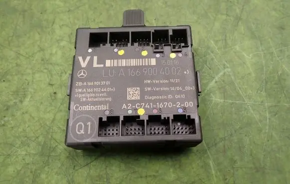 Infiniti Q30 Door control unit/module A1669004002