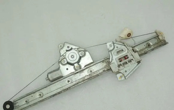Suzuki Grand Vitara II Front door window regulator motor 8340165J00