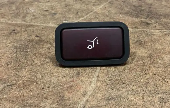 Mercedes-Benz E W211 Tailgate/boot open switch button 