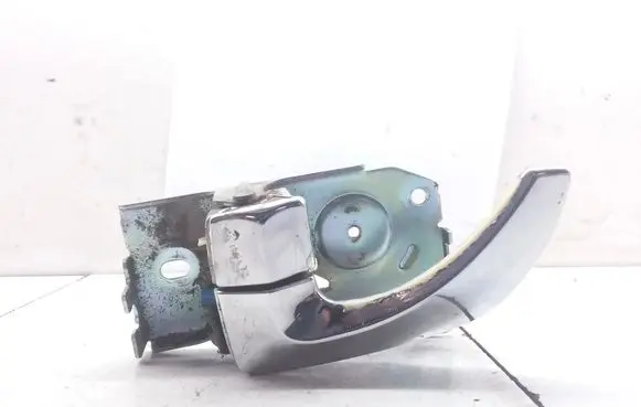 KIA Sorento Front door interior handle H112