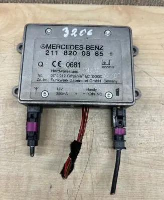 Mercedes-Benz CLS C219 Antenna control unit 2118200885