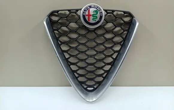 Alfa Romeo Giulia Front bumper upper radiator grill 56110134 13051937