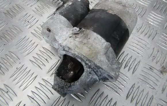 Mercedes-Benz A W168 Starter motor 0051212101 D7E18