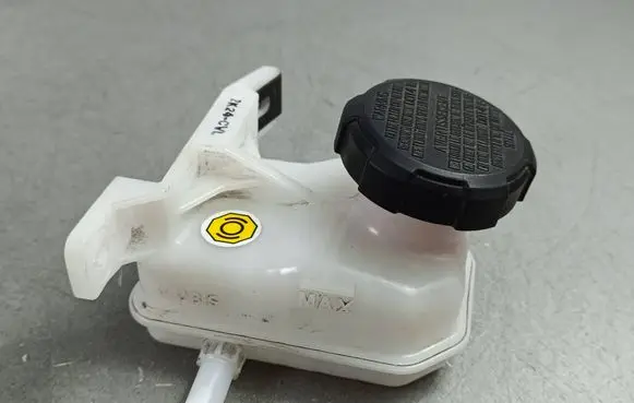 KIA EV6 Brake fluid reservoir 2K24CVL