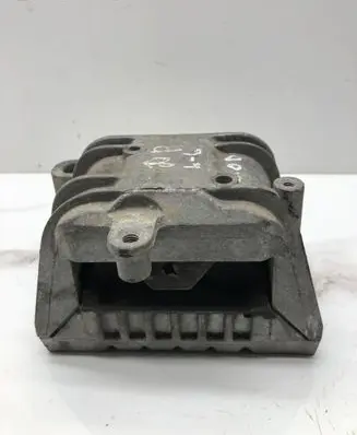 Volkswagen PASSAT B6 Engine mount bracket 1K0199262