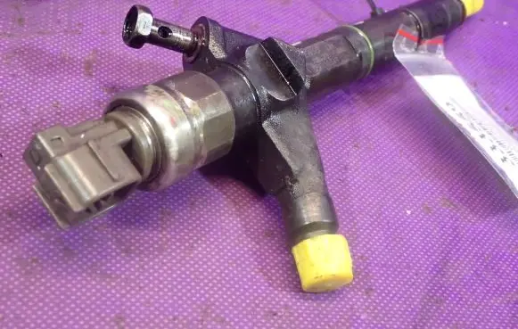 Nissan Primera Fuel injector AW420AW4