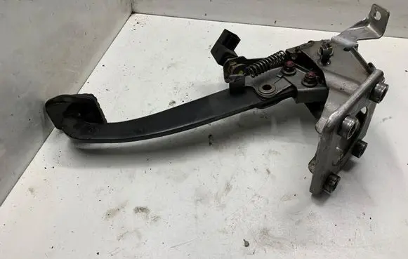 Hyundai Santa Fe Brake pedal 938103K000