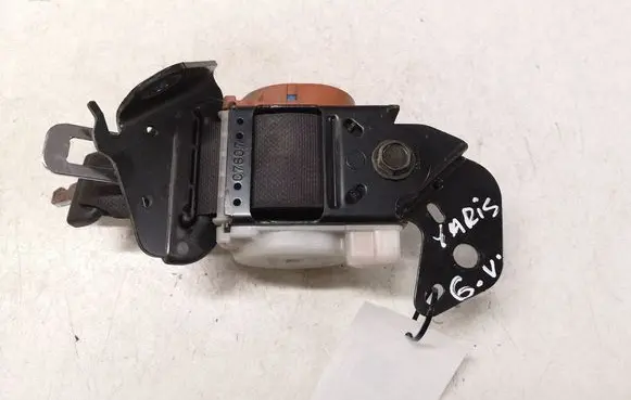Toyota Yaris Middle seatbelt (rear) C7607
