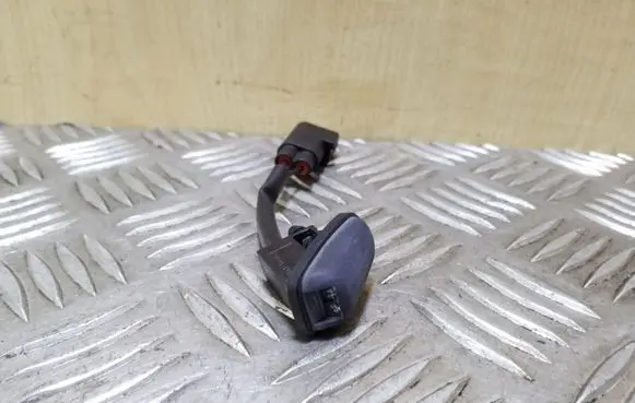 Windshield washer spray nozzle