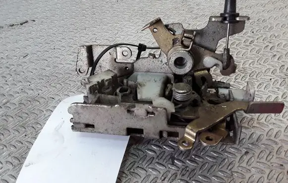 Volkswagen II LT Front door lock 9017200135