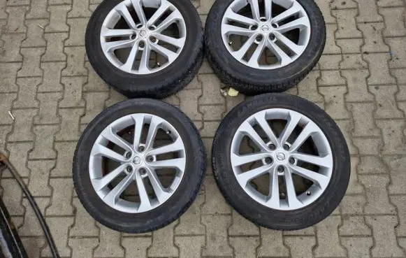 Nissan Qashqai R17 alloy rim 