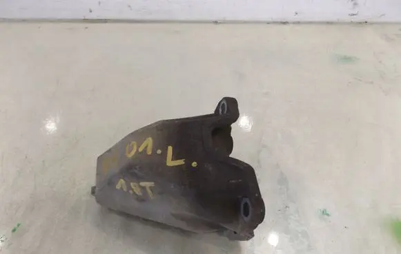 Volkswagen PASSAT B5.5 Engine mounting bracket