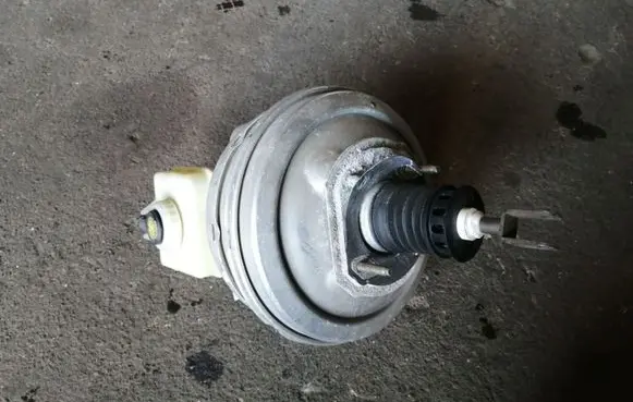 BMW 5 E60 E61 Brake booster
