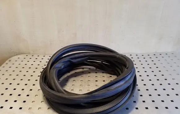 Trunk rubber seal (body)