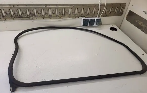 Opel Vivaro Rubber seal front door window/glass 