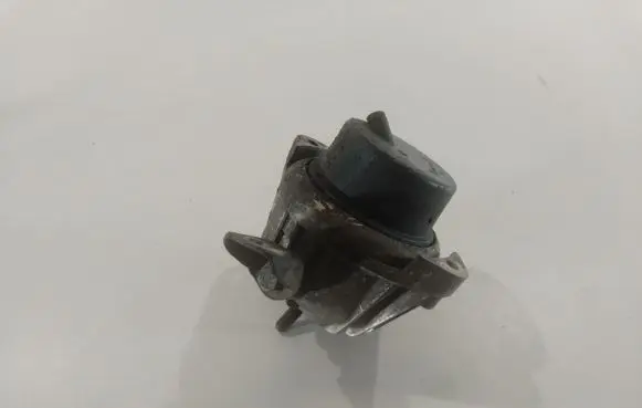 BMW 3 E90 E91 Engine mount bracket 13981112