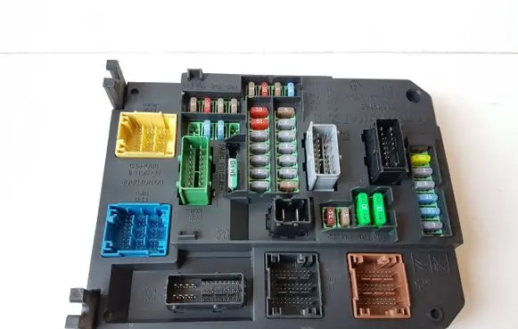 Peugeot 308 Fuse module 9806687880