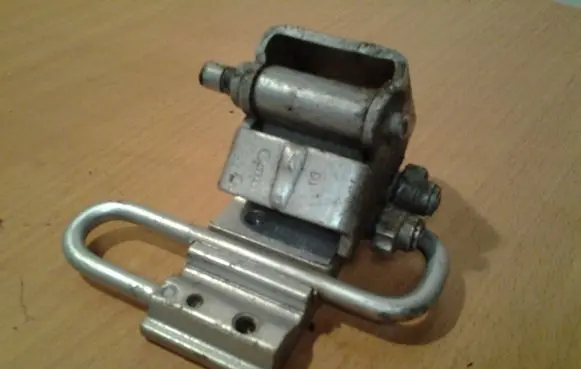 Audi A6 S6 C6 4F Rear door lower hinge 8E0833411