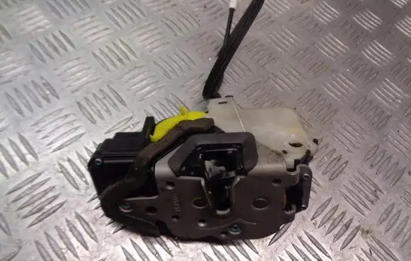 Opel Insignia A Front door lock