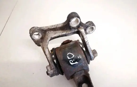 Honda Civic Engine mount bracket