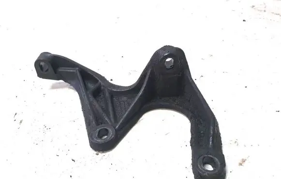 Engine mounting bracket
