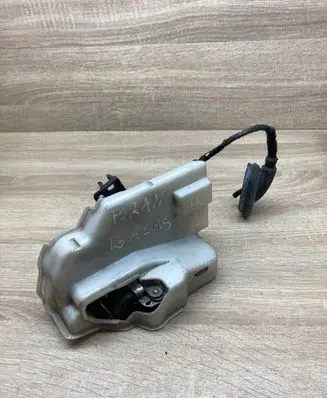 Volkswagen Touran I Rear door lock 7L0839016