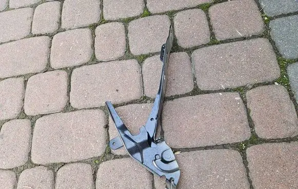 Opel Mokka B Engine bonnet/hood hinges 9834812380