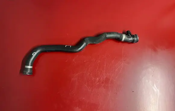 Engine coolant pipe/hose