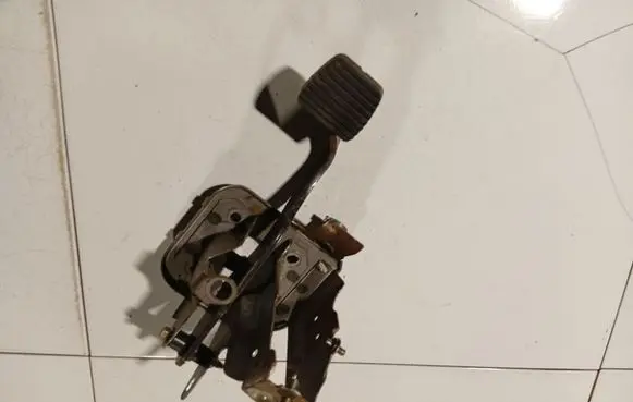 Peugeot 206 Clutch pedal 