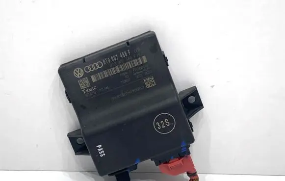 Audi A5 8T 8F Gateway control module 8T0907468F