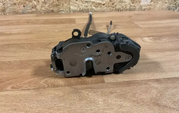 Opel Insignia A Front door lock 3023881
