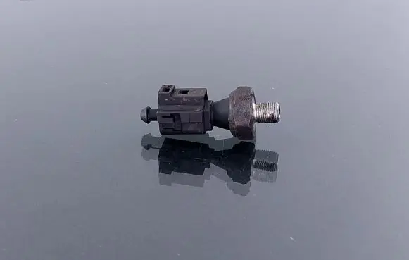 Volkswagen Touareg I Oil pressure sensor 1J0973081