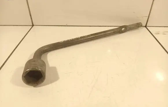 Mitsubishi Grandis Wheel nut wrench 