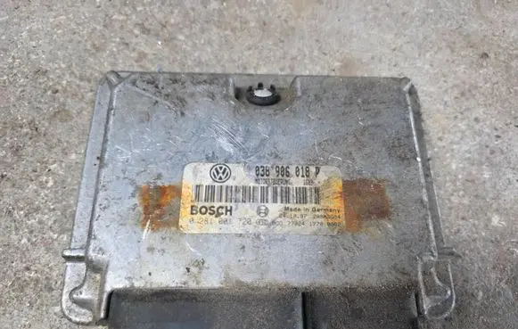 Volkswagen PASSAT B5 Engine control unit/module 038906018P