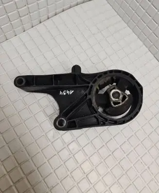 Opel Insignia A Engine mount bracket 2300102
