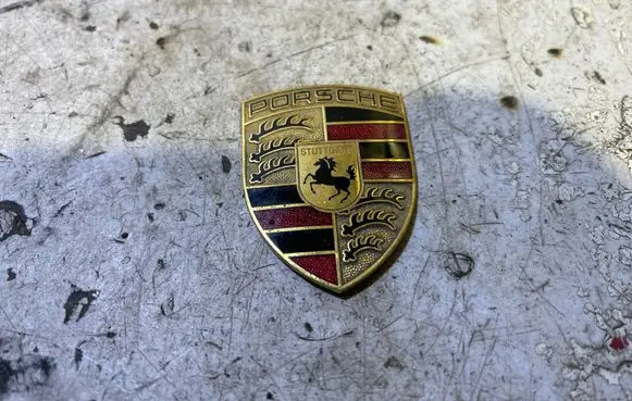 Manufacturer badge logo/emblem