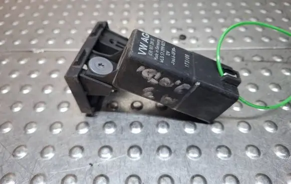 Volkswagen PASSAT B6 Glow plug pre-heat relay S27705906 038907281D