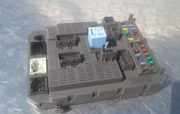 Peugeot 807 Fuse module 1400310580